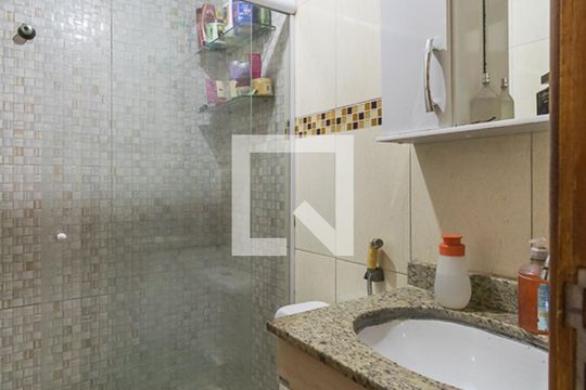 Banheiro de apartamento à venda com 1 quarto, 42m² em Olaria, Rio de Janeiro