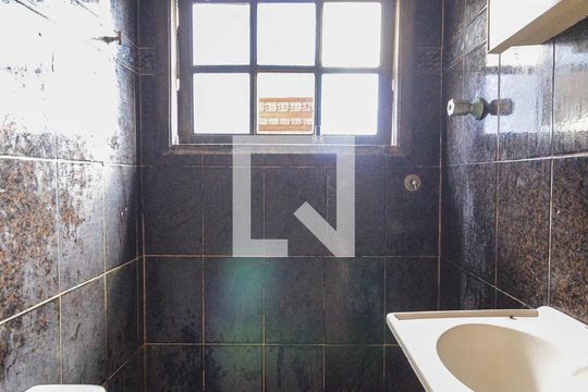 Banheiro da Suíte 1 de casa para alugar com 2 quartos, 100m² em Cidade Antônio Estevão de Carvalho, São Paulo