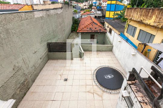 Vista do quintal e sala de jogos de casa à venda com 4 quartos, 300m² em Vila Ipojuca, São Paulo