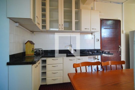 Cozinha de apartamento para alugar com 2 quartos, 60m² em Independência, Porto Alegre