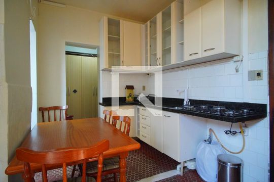 Cozinha de apartamento para alugar com 2 quartos, 60m² em Independência, Porto Alegre