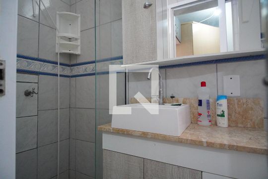 Banheiro de apartamento para alugar com 2 quartos, 60m² em Independência, Porto Alegre