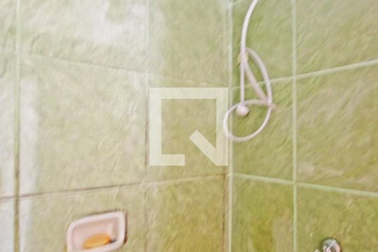 Banheiro de apartamento à venda com 2 quartos, 46m² em Cavalhada, Porto Alegre
