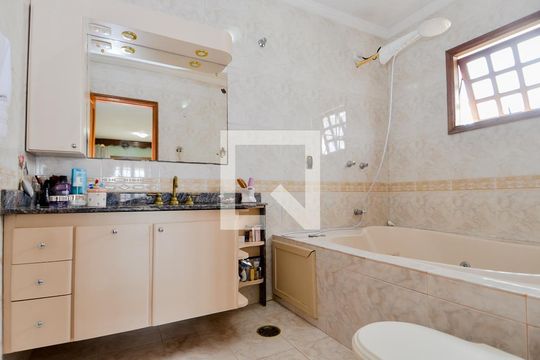 Banheiro da Suíte 1 de casa à venda com 3 quartos, 275m² em Jardim Vila Galvão, Guarulhos