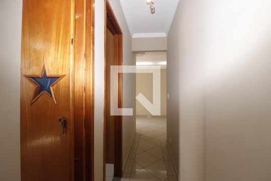 Corredor de apartamento para alugar com 2 quartos, 55m² em Parque Peruche, São Paulo