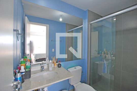 Banheiro de apartamento à venda com 2 quartos, 69m² em Glória, Porto Alegre