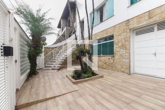 Entrada de casa à venda com 4 quartos, 390m² em Jardim Textil, São Paulo