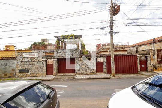 Fachada de casa à venda com 2 quartos, 202m² em Padre Eustáquio, Belo Horizonte