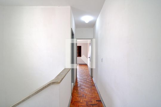 Corredor de casa para alugar com 2 quartos, 250m² em Jardim Maria Rosa, Taboão da Serra