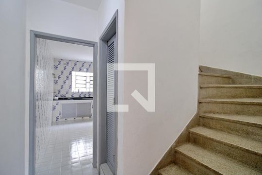 Acesso de casa para alugar com 2 quartos, 250m² em Jardim Maria Rosa, Taboão da Serra