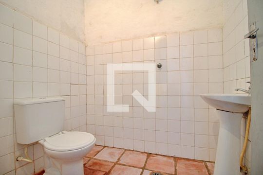 Banheiro de Serviço de casa para alugar com 2 quartos, 250m² em Jardim Maria Rosa, Taboão da Serra