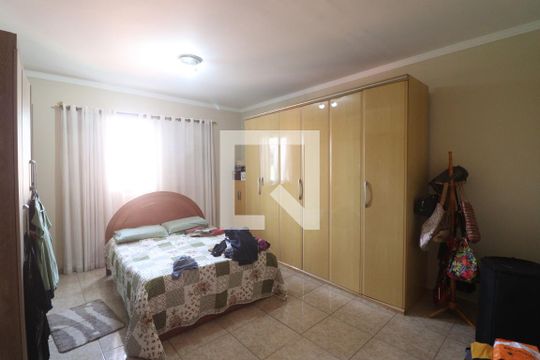 Suíte  de casa à venda com 5 quartos, 220m² em Vila Carbone, São Paulo