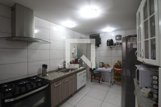 Cozinha  de casa à venda com 5 quartos, 220m² em Vila Carbone, São Paulo