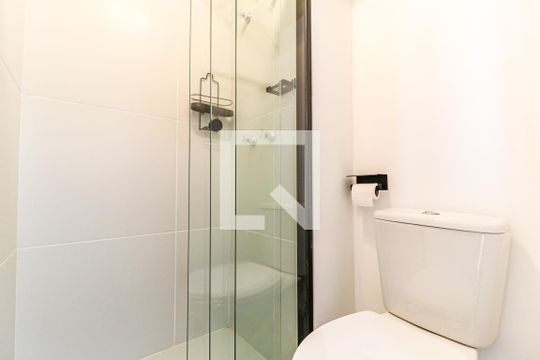 Banheiro de kitnet/studio para alugar com 1 quarto, 21m² em Jardim das Acacias, São Paulo
