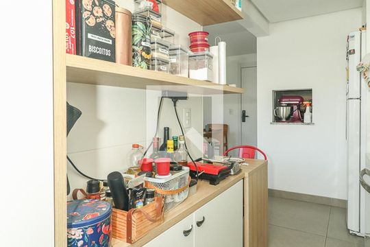 Cozinha de apartamento à venda com 2 quartos, 67m² em Passo da Areia, Porto Alegre