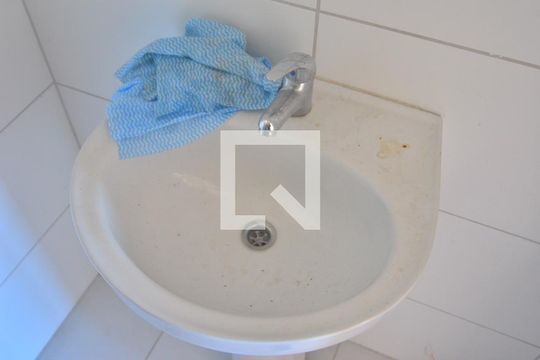 Banheiro de apartamento para alugar com 2 quartos, 51m² em Fátima, Canoas