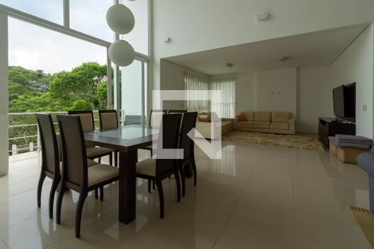 Sala de casa para alugar com 5 quartos, 620m² em Jardim Indaiá, Embu das Artes