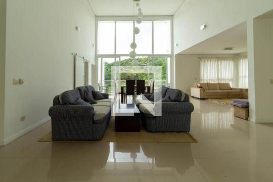 Sala de casa para alugar com 5 quartos, 620m² em Jardim Indaiá, Embu das Artes