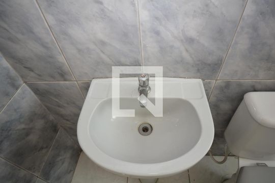 Banheiro Social do Segundo Piso de casa de condomínio para alugar com 2 quartos, 90m² em Brás de Pina, Rio de Janeiro