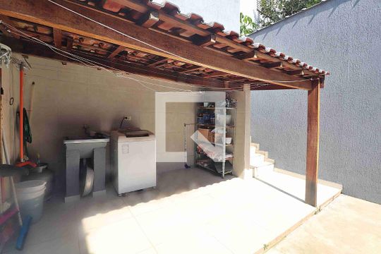 Área de Serviço de casa à venda com 3 quartos, 272m² em Vila Pires, Santo André