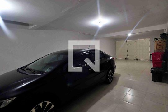 Garagem de casa à venda com 3 quartos, 272m² em Vila Pires, Santo André
