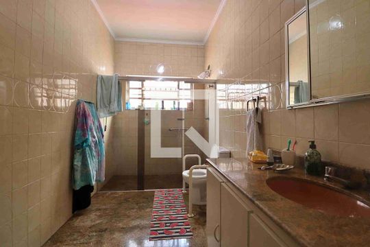 Banheiro 1 de casa à venda com 3 quartos, 210m² em Utinga, Santo André