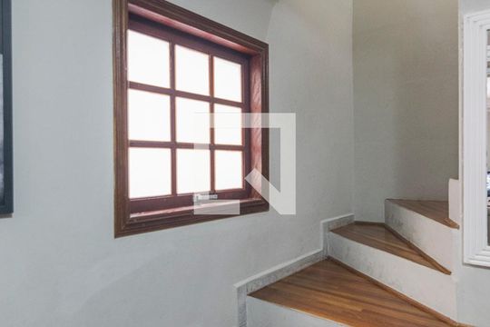 Escada de casa para alugar com 4 quartos, 206m² em Centreville, Santo André