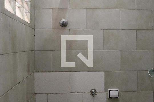 Banheiro de apartamento para alugar com 2 quartos, 40m² em Bom Retiro, São Paulo