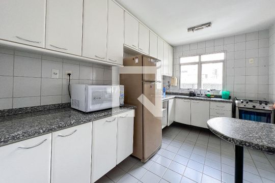 Cozinha de apartamento para alugar com 2 quartos, 75m² em Vila Romana, São Paulo