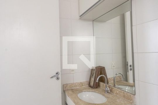 Banheiro do Quarto 2 de apartamento para alugar com 3 quartos, 66m² em Guaiaúna, São Paulo
