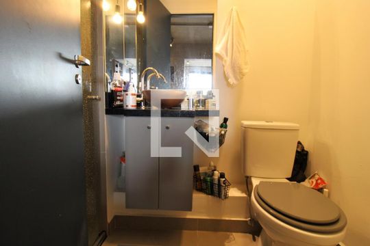 Banheiro de kitnet/studio para alugar com 1 quarto, 30m² em Bom Retiro, São Paulo