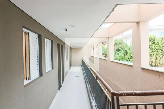 Corredor de kitnet/studio para alugar com 1 quarto, 20m² em Jd. Rio Pequeno, São Paulo