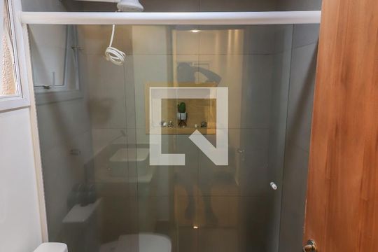 Banheiro de kitnet/studio para alugar com 1 quarto, 20m² em Jd. Rio Pequeno, São Paulo