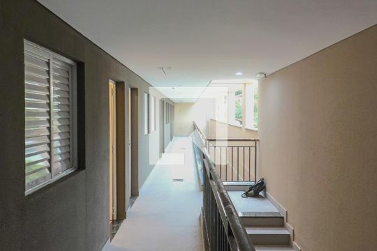 Corredor de apartamento para alugar com 1 quarto, 20m² em Jd. Rio Pequeno, São Paulo