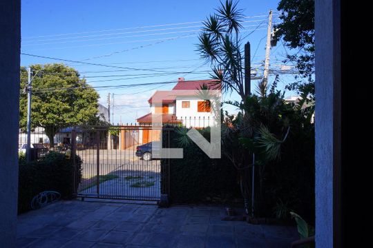 Sala _Vista de casa à venda com 9 quartos, 300m² em Jardim Carvalho, Porto Alegre