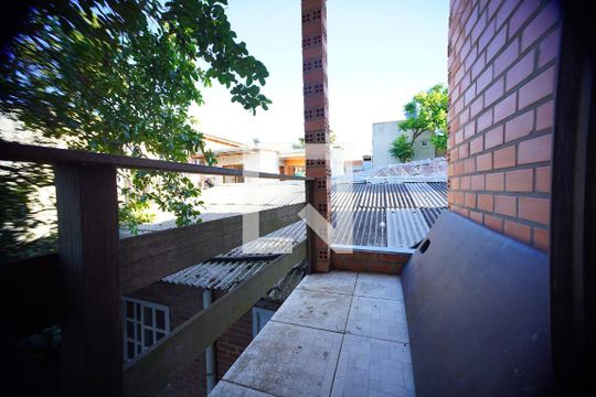 Sacada de casa à venda com 9 quartos, 300m² em Jardim Carvalho, Porto Alegre