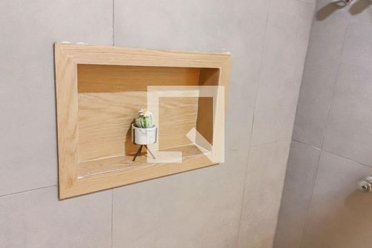 Banheiro de kitnet/studio para alugar com 1 quarto, 20m² em Jd. Rio Pequeno, São Paulo