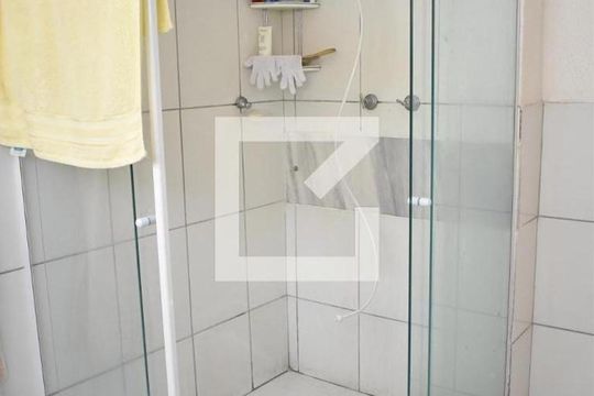 Banheiro de apartamento para alugar com 1 quarto, 57m² em Guaratiba, Rio de Janeiro