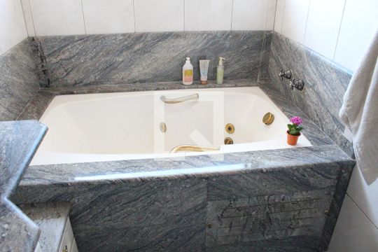 Detalhe - Banheiro suíte 1 - Banheira de hidromassa de casa à venda com 3 quartos, 398m² em Osvaldo Cruz, São Caetano do Sul