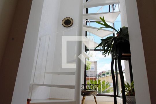 Escada de casa de condomínio para alugar com 3 quartos, 340m² em Vila Prel, São Paulo