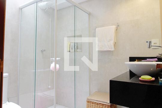 Banheiro da Suíte 1 de casa de condomínio para alugar com 3 quartos, 340m² em Vila Prel, São Paulo