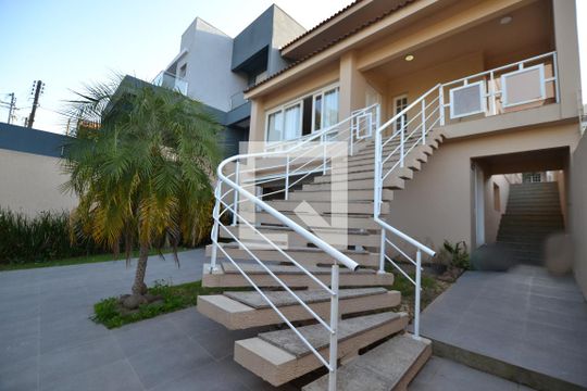 Fachada de casa à venda com 4 quartos, 330m² em Santo Antônio, Porto Alegre