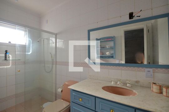 Banheiro de casa à venda com 4 quartos, 330m² em Santo Antônio, Porto Alegre