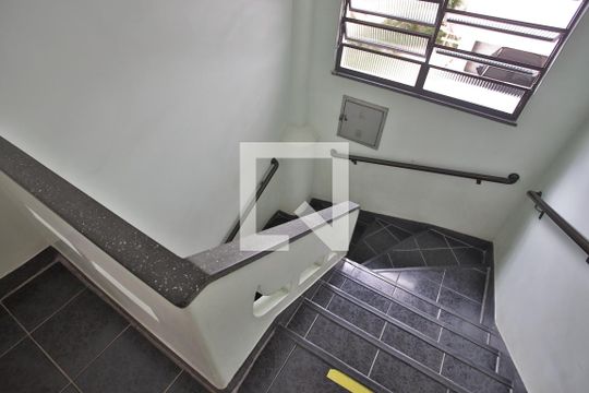 Área Comum - Escadas para o Apartamento de apartamento para alugar com 2 quartos, 67m² em Gonzaga, Santos