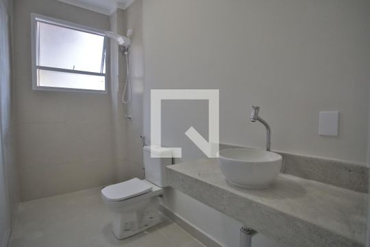 Banheiro de apartamento para alugar com 2 quartos, 67m² em Gonzaga, Santos