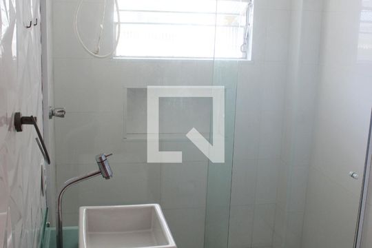 Banheiro de apartamento para alugar com 1 quarto, 52m² em Centro, São Vicente