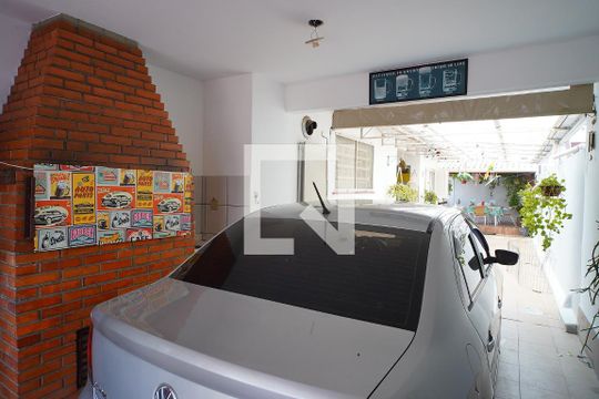 Garagem _Churrasqueira de casa à venda com 3 quartos, 170m² em São Sebastião, Porto Alegre