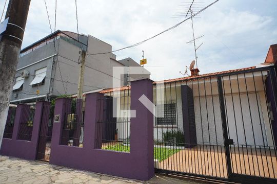 Fachada de casa à venda com 3 quartos, 170m² em São Sebastião, Porto Alegre