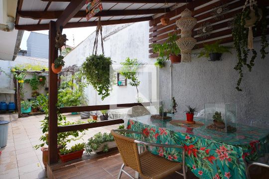 Pátio de casa à venda com 3 quartos, 170m² em São Sebastião, Porto Alegre