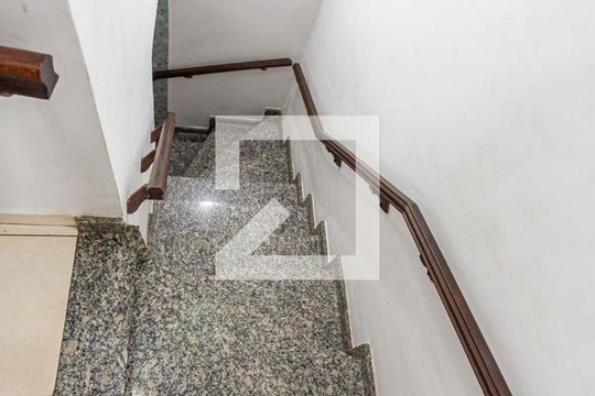 Escada Dormitórios de casa à venda com 2 quartos, 95m² em Jardim Ipanema, Santo André
